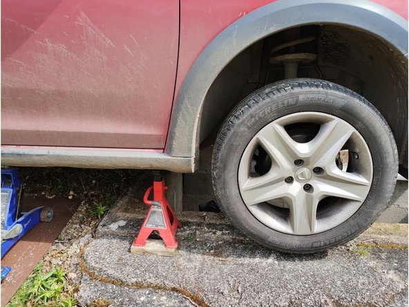 Remonter la roue et serrer les 4 goujons à 11 daN.m