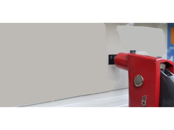 Insérez votre pince dans la tige du rivet puis faites appuyer la pince sur la tête du rivet de façon à ce que la plaque soit elle aussi en appui contre le pare-choc.