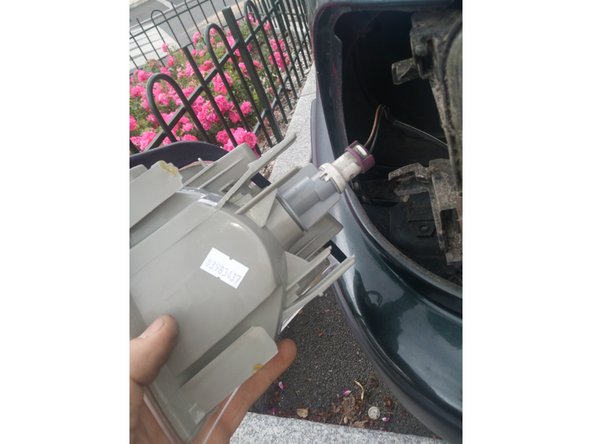 Faîtes attention de ne pas toucher l'ampoule avec vos doigts