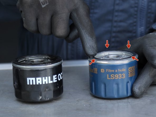 Lubrifier avec un peu d'huile tout autour du joint du nouveau filtre à huile