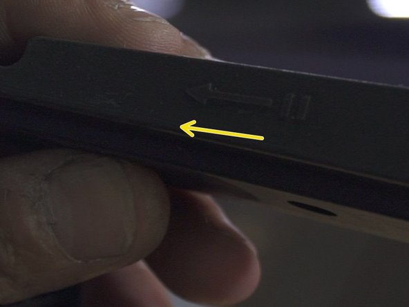 Une flèche indique la face avant du véhicule, placer la flèche en direction de l'avant