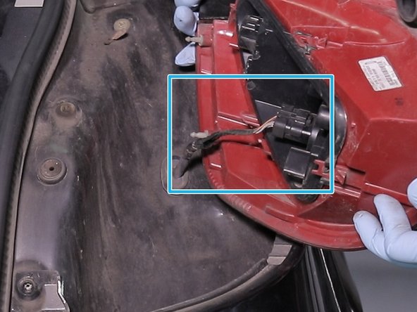 Tirer délicatement  le feu arrière , attention le connecteur est branché