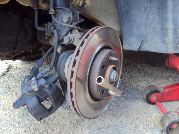 Retirez les 2 guides métalliques prévus pour l'aide au placement de la roue.