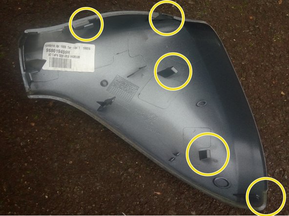 Il y a cinq clips à détacher.