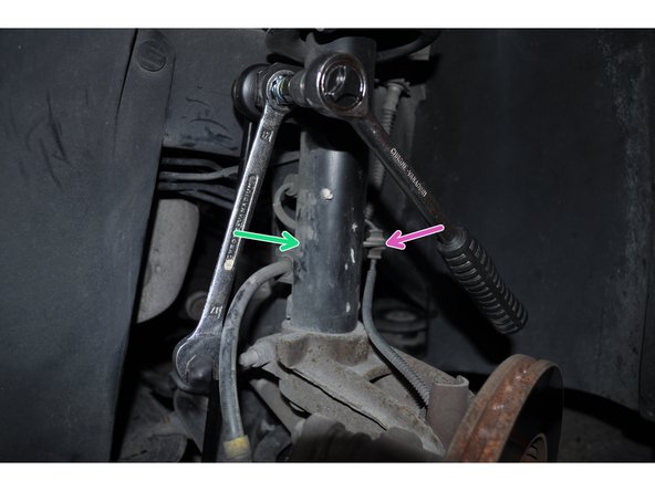 Maintenir l'axe avec l'embout torx et serrer l'écrou. Sur les deux rotules.