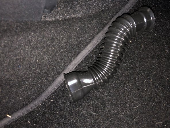 Déboiter la durite d'air qui alimente la boite à gants en air frais. Il faut tirer de chaque côté.