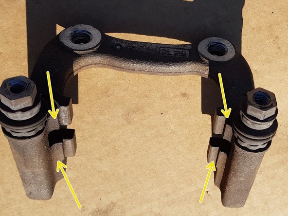 
Clean the caliper support and especially the accessory area.
