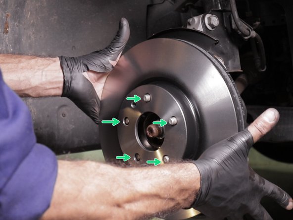 Replacer le nouveau disque sur le moyeu en insérant les vis dans les trous