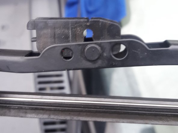 Pousser avec votre pouce sur l'attache en maintenant l'essuie glace