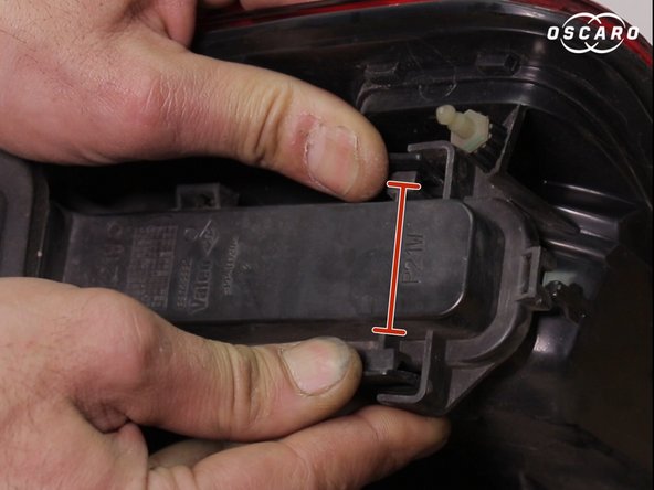 Ecarter les languettes comme sur la photo pour dégager le support des ampoules qui se situe derrière le filtre que vous venez d'extraire