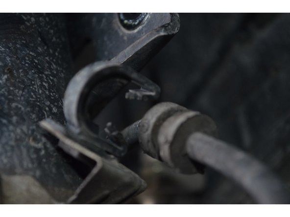 Le capteur est maintenu par 2 agrafes. Soulevez l'agrafe puis sortez le capteur.