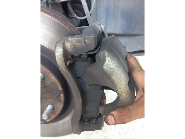 Remettre l'étrier en place et visser son boulon ( serrer modérément)