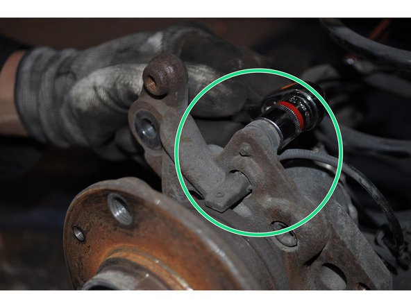 Le capteur d'ABS est fixé sur l'essieu par une vis de 13 mm.