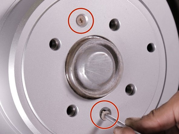 Replacer et revisser les deux vis du disque