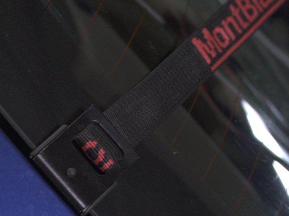 Bloquer les crochets dans les rainures de la vitre des deux côtés