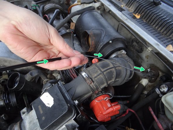 Commencer à passer le nouveau câble dans l'habitacle par le passe paroi