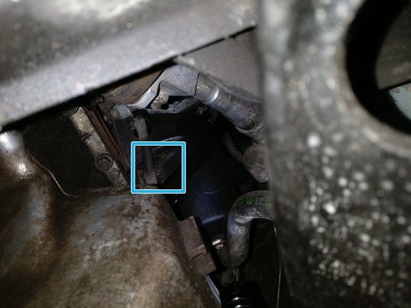 Desserrer la vis à l'aide d'une douille de 10.