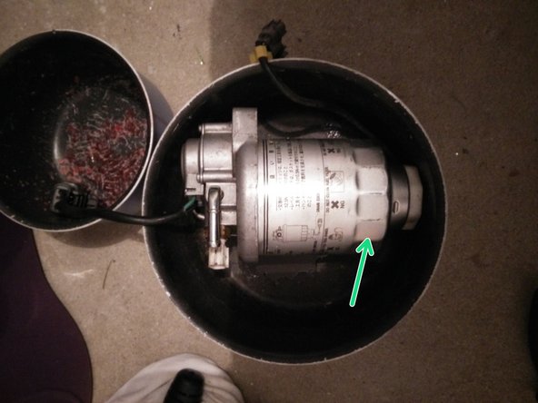 En partie basse du filtre, il y a des pans qui permettent de dévisser le filtre