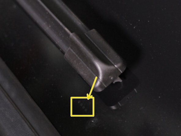 Bien vérifier qu'ils soient bien positionner sur le pare brise à l'aide des repères (4 points)