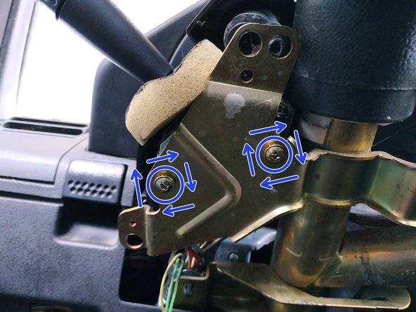 aligner le commodo et visser à l'aide du tournevis cruciforme