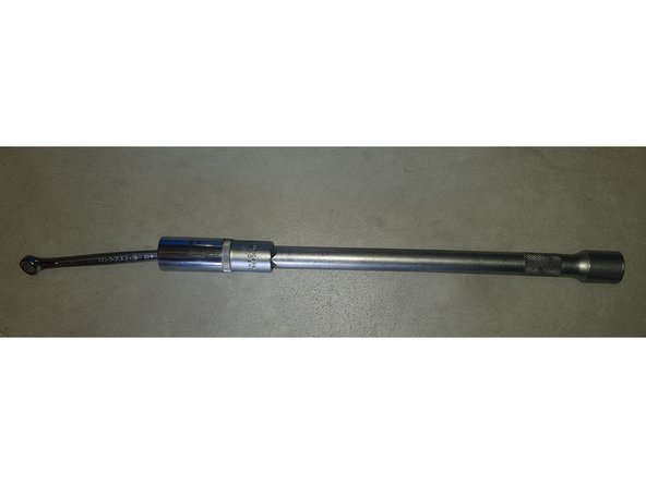 Je n'avais pas suffisamment de force pour les dévisser j'ai donc fait un bras de levier maison en mettant ma clé de 8mm dans une douille longue de 17mm, elle-même mise dans une rallonge.