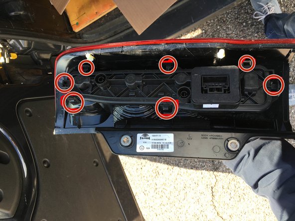 A l'aide de vos doigts, dégager la platine en écartant chaque languette vers l'extérieur du feu. Il y en a 7 en tout.