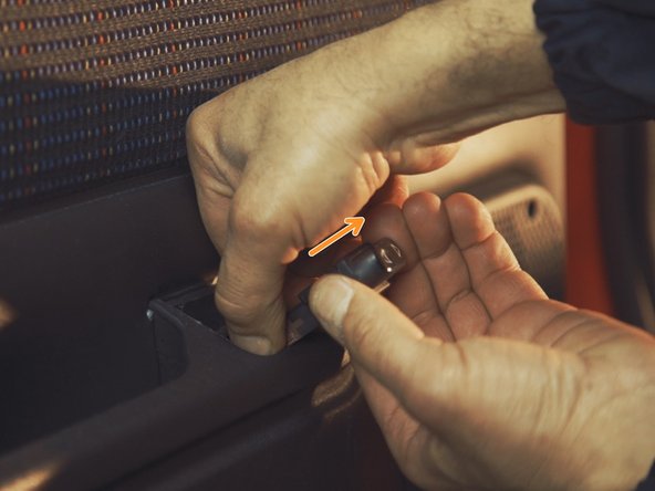 
Unclip the control from the connector by simply pulling on it
