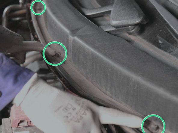 Dévisser et retirer les 3 vis de la grille