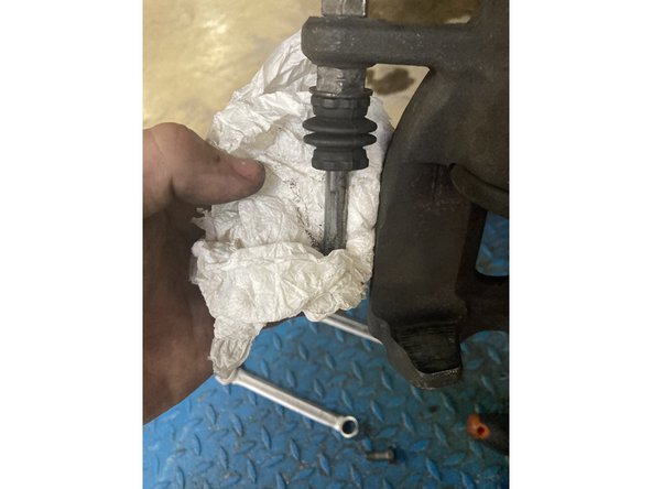 Une fois l’étrier retirer, il faut retirer les coulissaut il faut juste tirer déçu, puis bien nettoyer avec un chiffon est du nettoyant frein