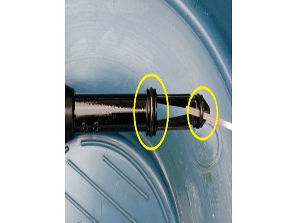 Changer les joints, il y en a 3 (fournis avec le filtre) les huiler avant de les mettre en place