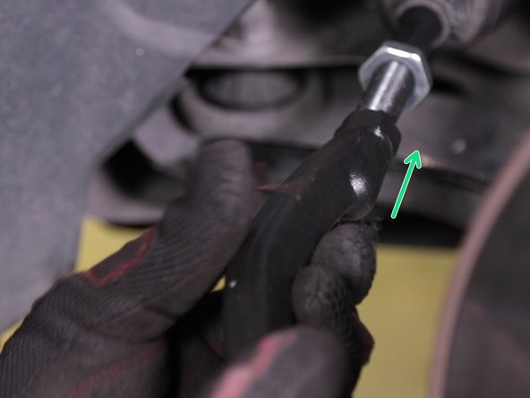 Visser la rotule en faisant le même nombre de tours nécessaire que pour la dépose, dans notre cas 18 tours