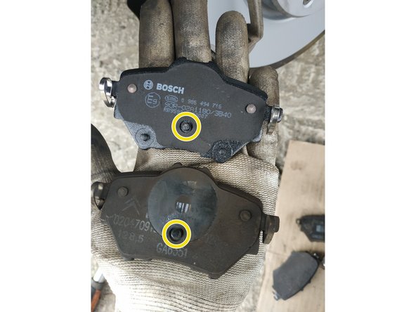 Ne pas hésiter à mettre un peu de frein-filet bleu sur ces vis.