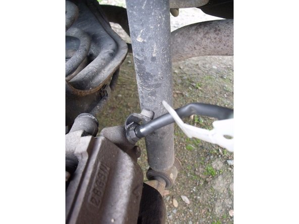 On met en place la durite du dispositif de purge sur la vis de purge. Ne pas oublier de passer la bague en plastique autour du téton pour bien étanchéifier le tout.