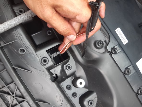 Connecter le connecteur du bouton de contrôle de la vitre de la garniture de porte