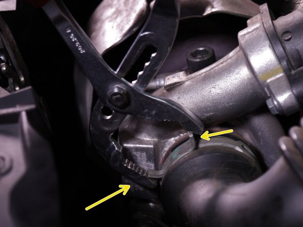 Serrer le collier de la durite d'entrée d'air avec une pince multiprise puis placer le sur le coté