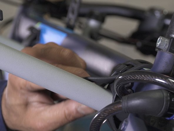 Refermer les attaches en caoutchouc pour maintenir le vélo