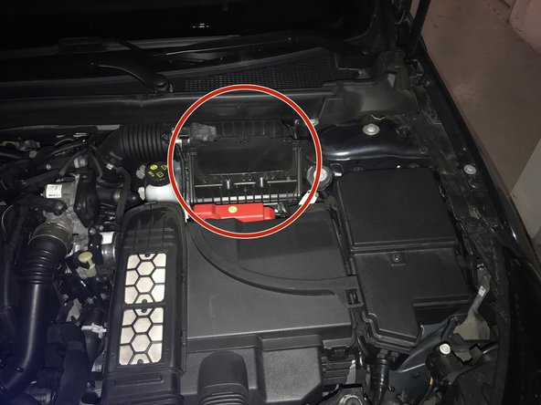 Le filtre à air se trouve dans un tiroir au dessus de la batterie