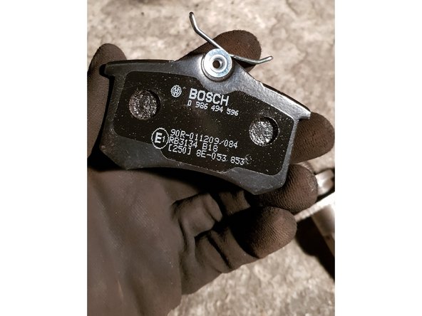 Positionnez les 2 plaquettes sur le support d'étrier puis retirez les feuilles en papier.