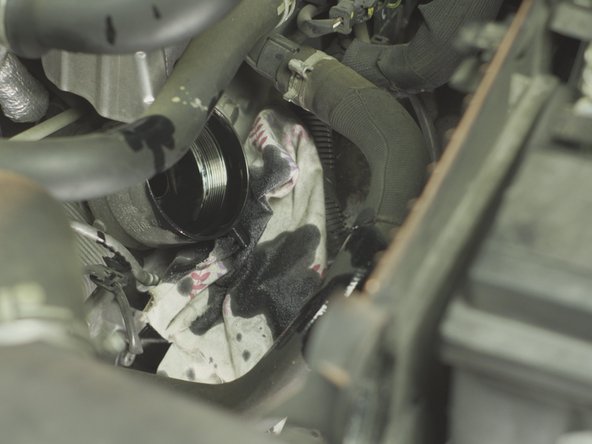 Une fois la cloche desserrée, dévissez-la à la main pour sortir le filtre de son emplacement