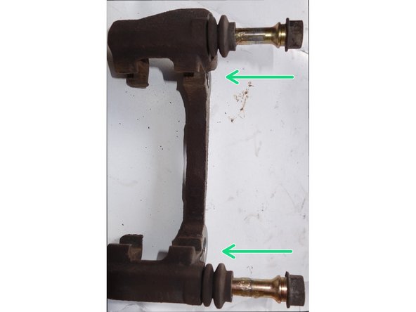 Bien repérer le positionnement de ces agrafes.  Celle qui est ajourée se place sur la partie inférieure du support d'étrier. Brosser délicatement  les 2 agrafes. Il est possible de les remplacer par des neuves.