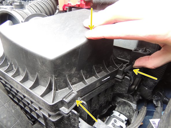 Reclipser les deux clips en appuyant légèrement sur le dessus du couvercle pour faciliter la remise en place.