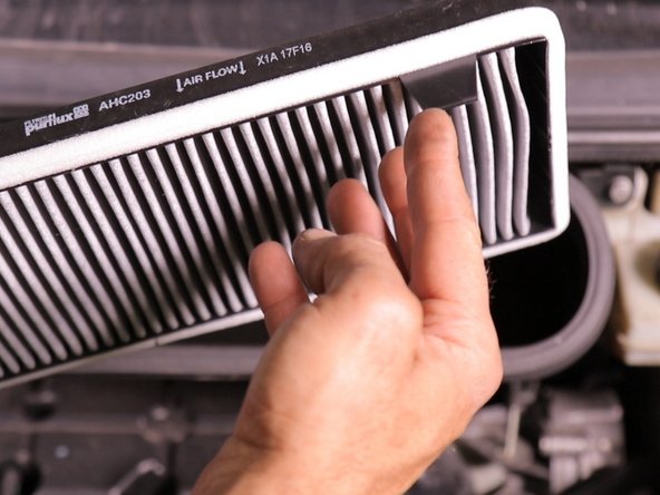 Replacer le nouveau filtre dans son emplacement , bien insérer les deux attaches