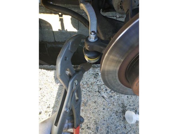 ou en bloquant l'ensemble à l'aide d'une grande pince multiprise