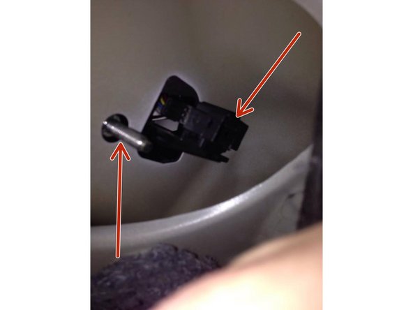 Vérifiez que le phare ne soit plus tenu avec l'écrou ainsi que la fiche d'alimentation du phare, avant de passer à l'étape suivante.