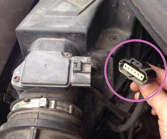 Débranchez le deuxième connectique électrique à l'aide d'un petit tournevis plat  pour plus de faciliter, appuyez fortement dessus puis tirer vers l'extérieur pour l'enlever.
