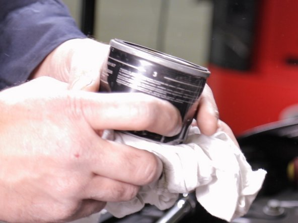 Dévisser le filtre à huile à la main puis retirer le