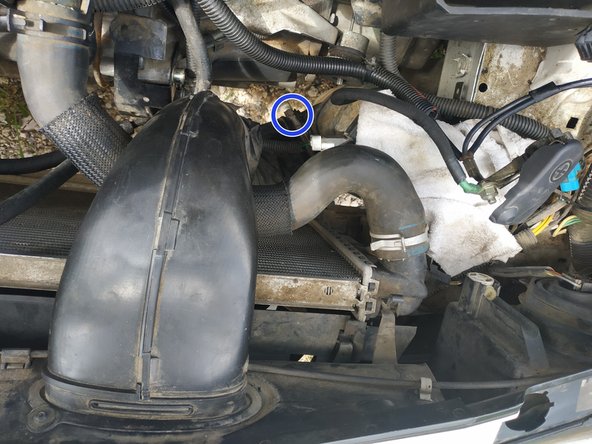 visser la vis de maintien sur la traverse, clé torx T20