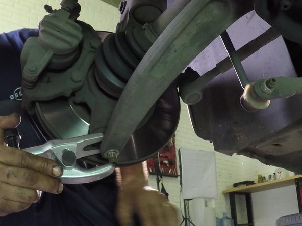 Placer un extracteur de rotule entre le triangle et la rotule.