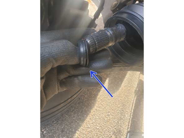 Remplacez la bague et son joint sur la partie cannelée de l'arbre