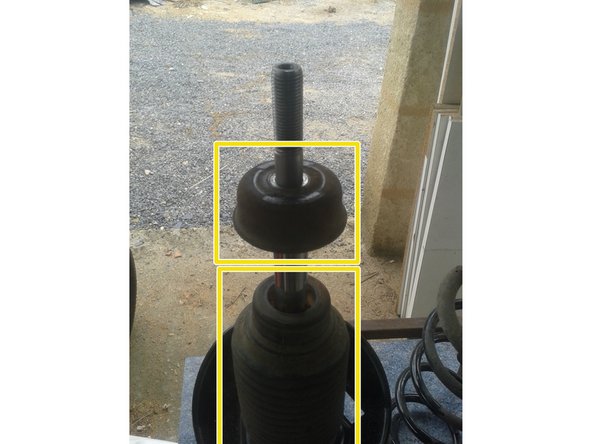 Rajouter le soufflet anti poussière avec sa bague, placer et compresser le ressort.